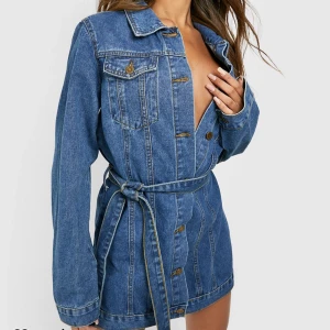 Jeansklänning  - 💓Storlek 42, mer som 40. 💓Från BOOHOO. Oanvänd, köpte här på Plick men den var lite för stor för mig. Skulle säga om du är M/L passar denna perfekt. 