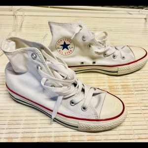 Converse - Storlek 37,5 tror jag , bra skick inte så använda 