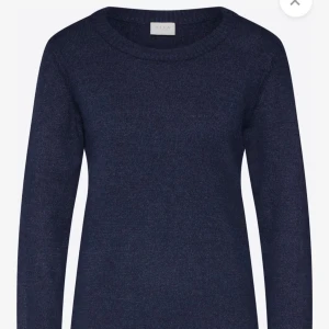 Mörkblå stickad tröja från Vila - Så så så fin och mysig tröja 🩷🩷🩷🩷🩷🩷Mysig mörkblå stickad tröja från Vila med rund halsringning och långa ärmar. 