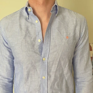 Linne skjorta - Randig linne skjorta från morris i mycket bra skick, storlek M o han på bilden är 186, kam gå ner i pris vid snabb affär