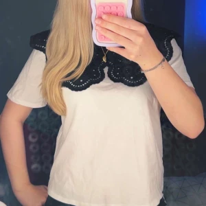 Vit topp med svart krage - Vit topp från zara!! Storlek s