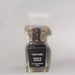 Tom Ford Vanille Fatale Eau de Parfum 30 ml - Exklusiv parfym från Tom Ford, Vanille Fatale, i en elegant fyrkantig glasflaska med svart etikett och genomskinlig, kantig kork. Doften är varm och fyllig med tydliga vaniljtoner. Flaskan rymmer 30 ml och har en lyxig känsla. Unisex doft men tycker den lutar lite mer åt det maskulina hållet lite mer än hälften kvar nypris 2400 på Åhléns 