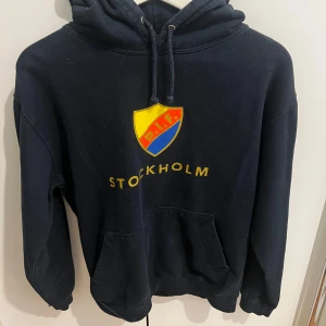 Mörkblå hoodie med Djurgården  - Super fin🩷