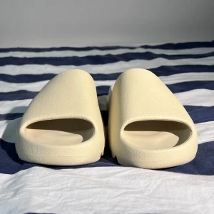 Yeezy slides Bone 2022 storlek 47 - Yeezy slides Bone 2022 storlek 47  helt orörda fast utan box eller annat tillbehör i ny skick.