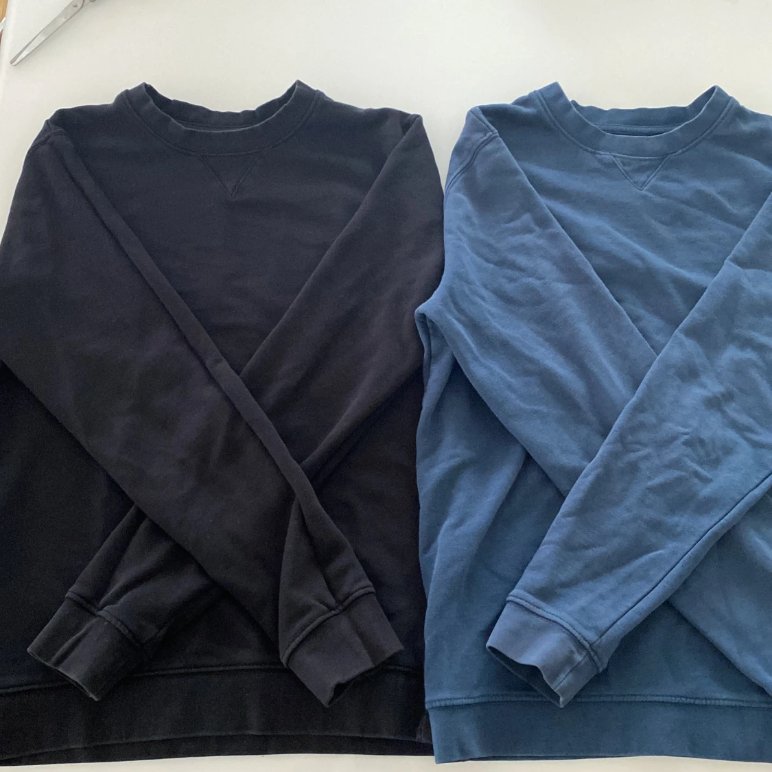 Basic crewneck tröjor i svart och blå