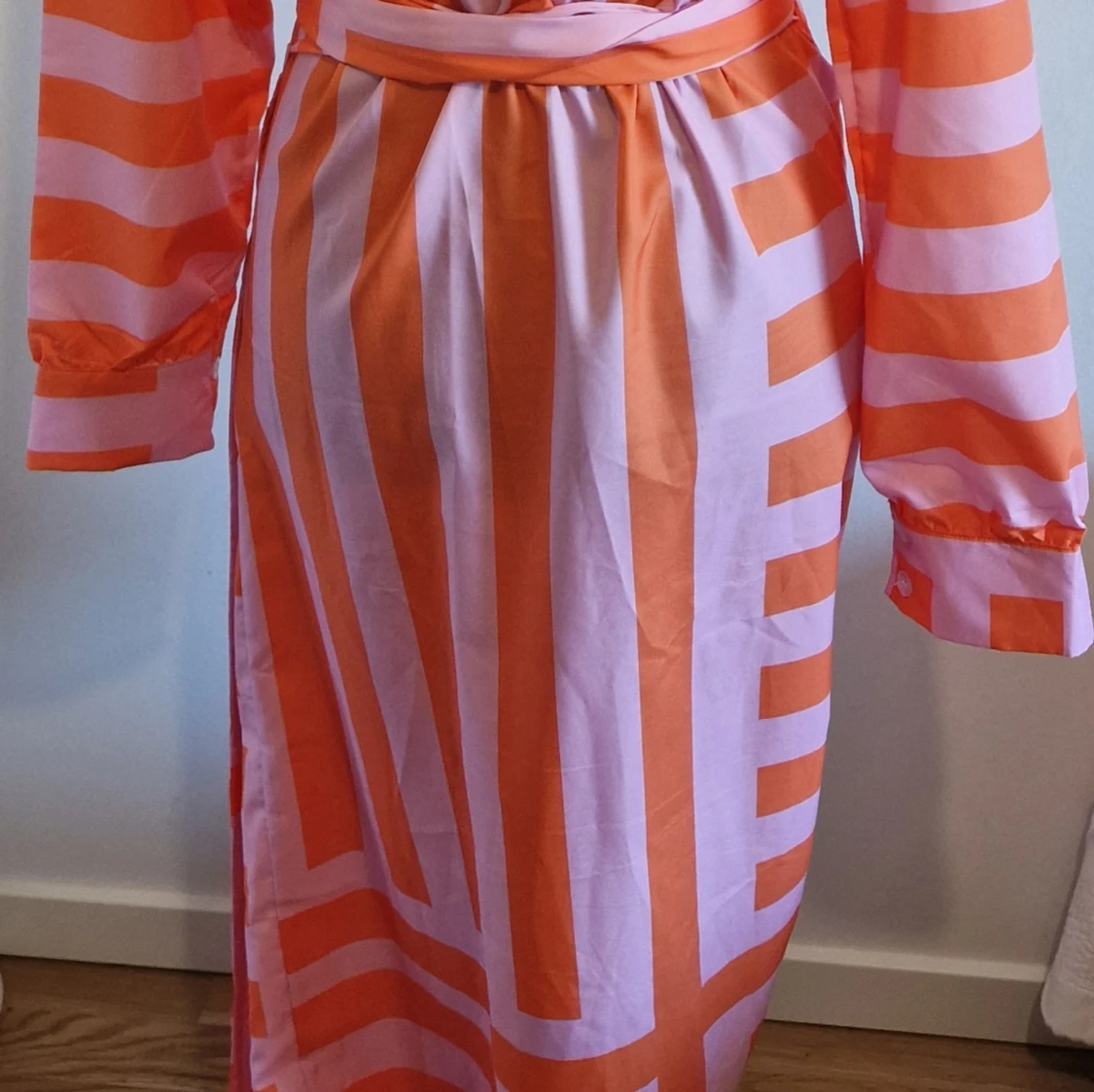 Randig omlottklänning i orange och ljusrosa - 3