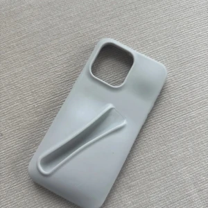 Ljusgråt mobilskla med en läppglans hållare!  - Säljer de här fina Rhode inspirerade mobil skalet, i storleken iPhone 15 pro max!