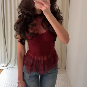 Vinröd spetsdetaljerad korsettopp - slutsåld zara topp i st xs. oanvönd. 