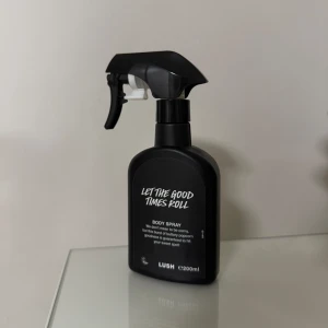 Let The Good Times Roll Body Spray från Lush - En svart sprayflaska med body spray från Lush, doften heter Let The Good Times Roll. Flaskan rymmer 200 ml och har en modern, stilren design med vit text på framsidan. Perfekt för dig som gillar unika och fräscha dofter.