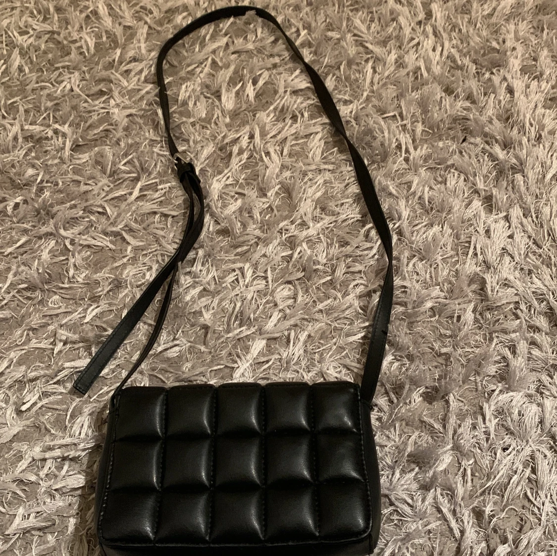 Svart quiltad axelväska - 1