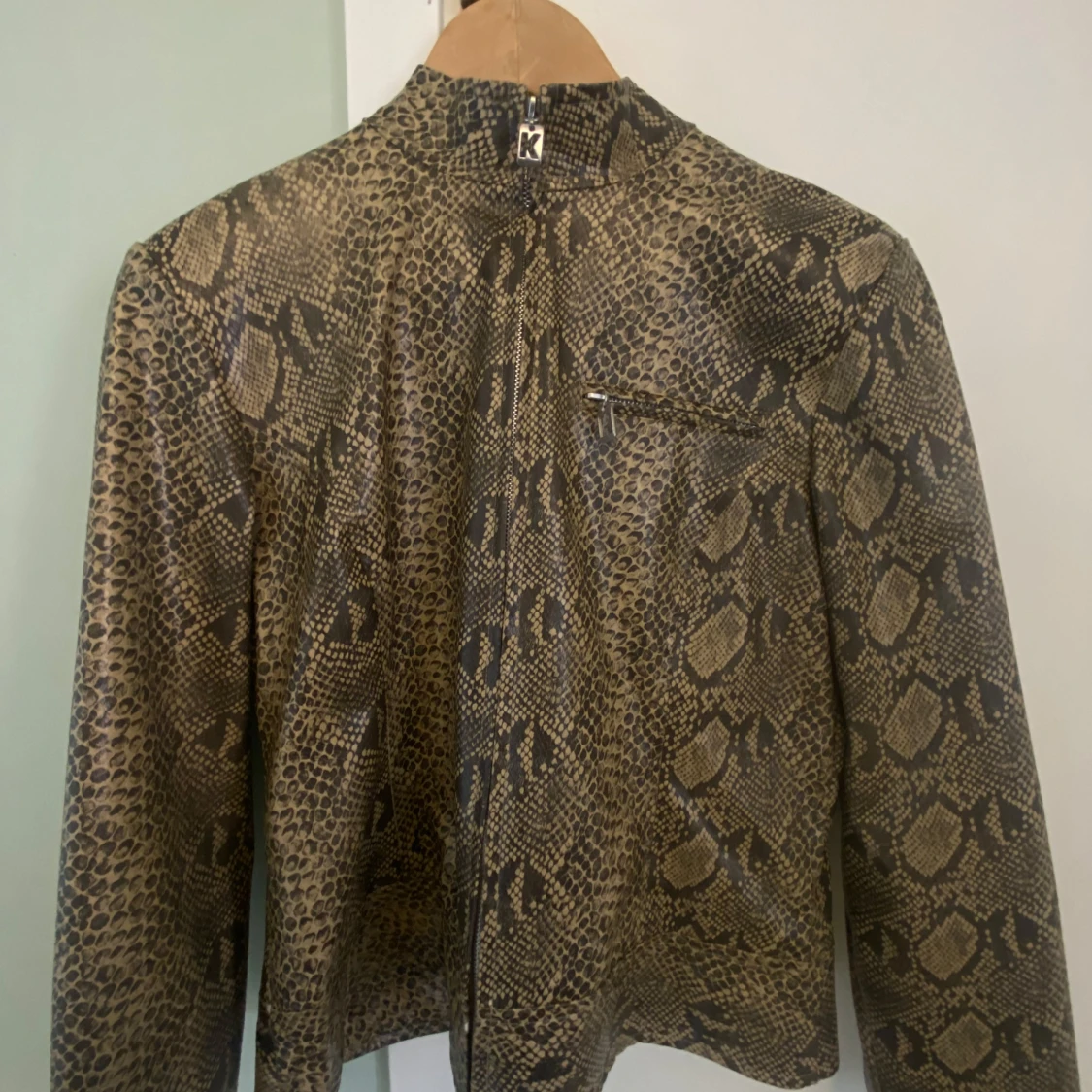 Ormmönstrad jacka från Kikit Studio - 1