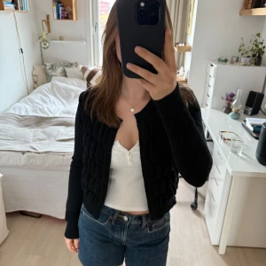 Stickad kofta med detaljer - Säljer en svart stickad cardigan kofta från Vero Moda. Mysig och söt! Passar S 