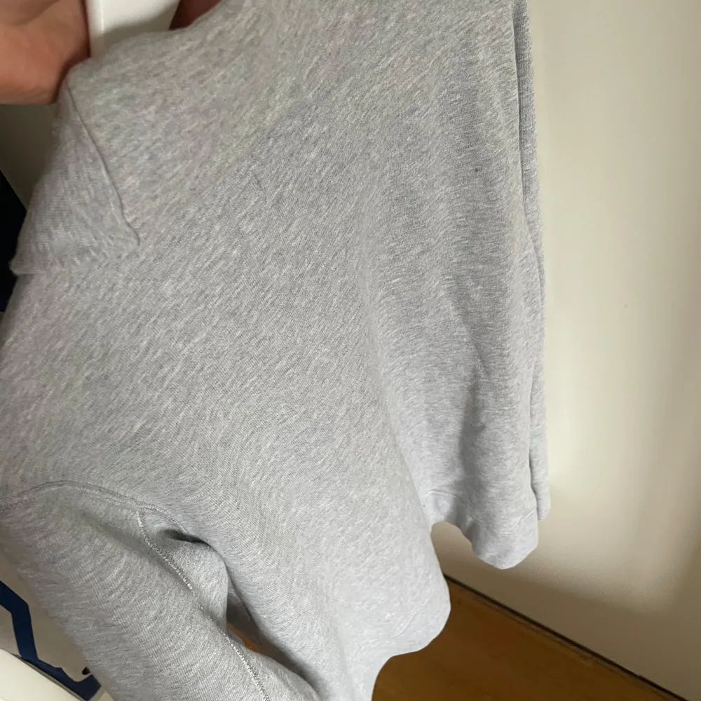 Säljer en ljusgrå kofta från Dockers med stora fickor och bruna knappar. Koftan har lång ärm, mjukt material och en bred krage som ger en avslappnad look. Perfekt att slänga på sig över en skjorta eller t-shirt. Storlek M, sitter true to size. Neuletakit & Villapaidat.