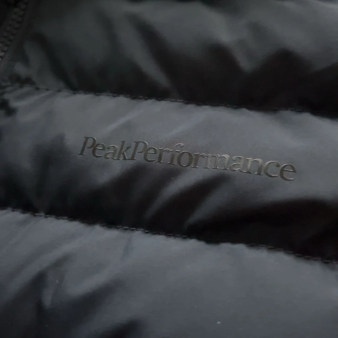 Svart dunjacka med huva från Peak Performance - 1