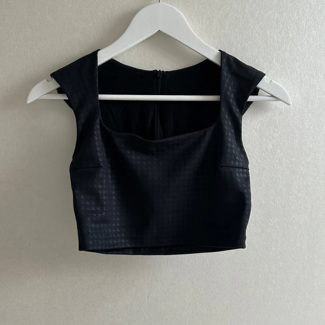 Svart croppad topp från Aim'n