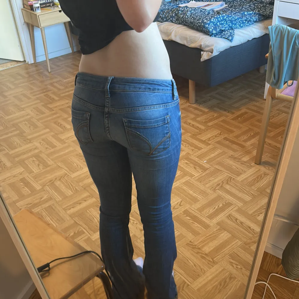 Säljer ett par klassiska blå bootcut jeans med låg midja. Jeansen har slitna detaljer vid benslut och ett litet hål på ena låret som man ej tänker på så mycket!!! Säljer dom pågrund av att dom har blivit för små:( skriv privat för frågor💗. Farkut & Housut.