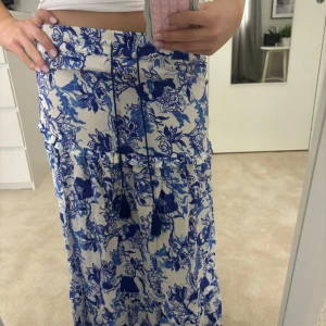 Vit och blå blommig långkjol - Säljer denna långkjol, superfin till sommaren. Storlek xs, passar s också. Inga defekter❣️