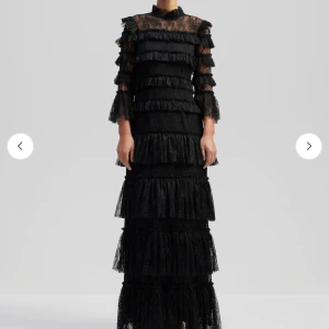 Svart balklänning Malina - Säljer nu min svarta balklänning med flera lager volanger och transparent spets upptill från Malina. Perfekt för bal eller andra tillställningar! Använd 1 gång så är som ny. EGNA BILDER GÅR SJÄLVKLART ATT FÅ! 