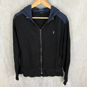 Ralph Lauren cardigan  - Använd men fortfarande i fint skick. Enda defekten är metallflärpen lossnat. Modellen är 185 och bär L, sitter som M