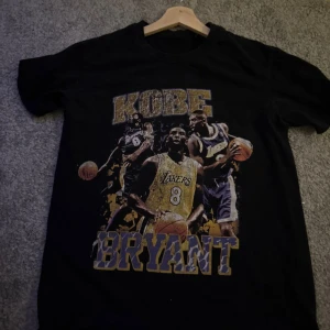 Svart Kobe Bryant t-shirt med tryck - Kobe Bryant Vintage i Storlek S                    (mycket bra skick) 