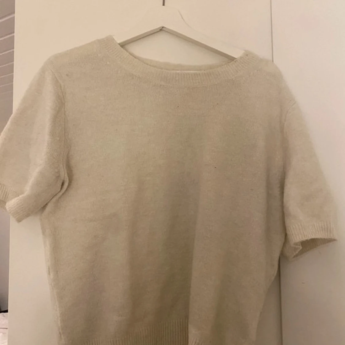 Vit stickad kortärmad tröja