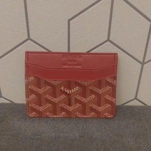 Vinröd Korthållare  - Snygg vinröd korthållare || helt ny