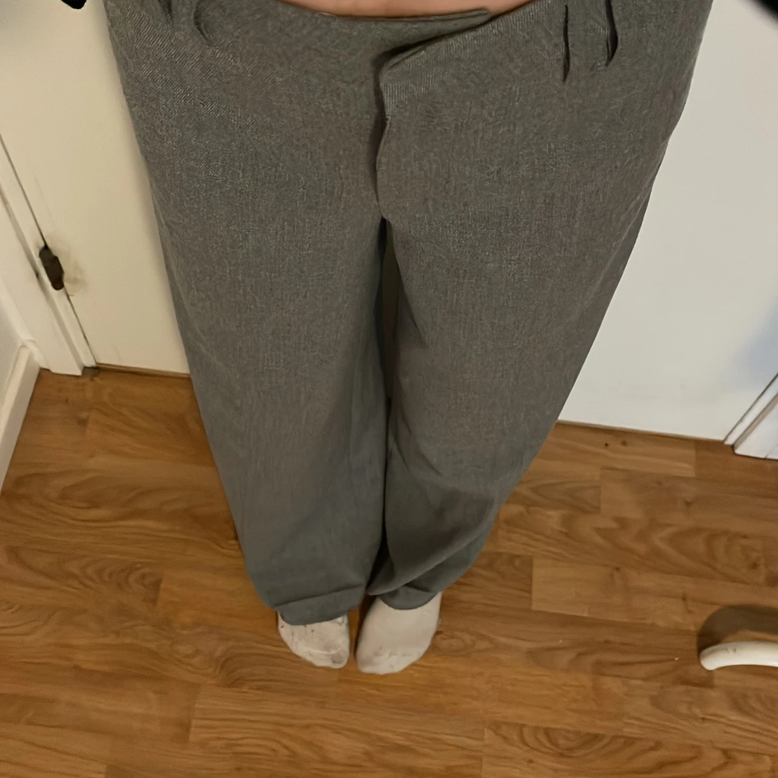 Grå kostymbyxor med normal passform