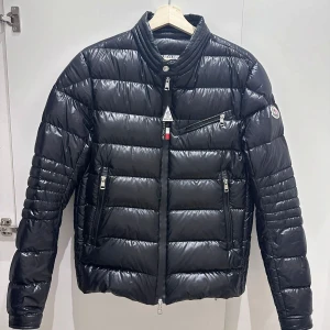 Moncler Baunard Jacka - Min Moncler jacka som jag köpt i butik, har kvitto. Knappt använt den, när väl använd så var den väldigt sparsamt använd.  Size 3, sitter som 2