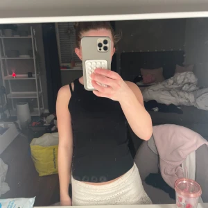 Svart ribbad linnetopp från KappAhl - Säljer en svart ribbad linnetopp från KappAhl för att den inte kommer till användning längre! 🩷