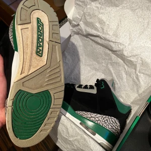 Air Jordan 3 Retro Black/Pine Green - Säljer ett par Air Jordan 3 Pine Green. Cond 9/10 storlek 45 (11). Supersköna schyssta jordans men ligger mest bara o används sällan så testar o sälja. Låda och allt ingår. Nypris 3000!