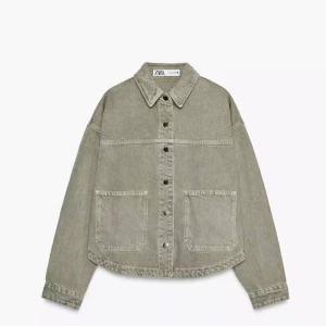 Olivgrön jeansjacka från Zara - Säljer en olivgrön jeansjacka från Zara med klassisk krage, stora framfickor och knäppning framtill. Har använt den ungefär 2 gånger och säljer för att den inte kommer till användning så mycket. Jackan har en rak och något oversized passform med långa ärmar och synliga sömmar som ger en cool look. Pris inklusive frakt💗