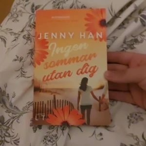 Ingen sommar utan dig - En ungdomsroman av Jenny Han som utspelar sig vid havet. Boken har ett somrigt omslag i orange och gult med blommor och en tjej som blickar ut mot stranden. Perfekt för dig som gillar romantik och vänskap i sommarmiljö.