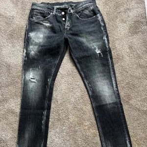 Dondup jeans - Dondup jeans i modellen George! De är helt nya och säkra pga att de är kortade i längden och blev för korta! Har mätt längden (se bild 3)! Nypris: 4400kr