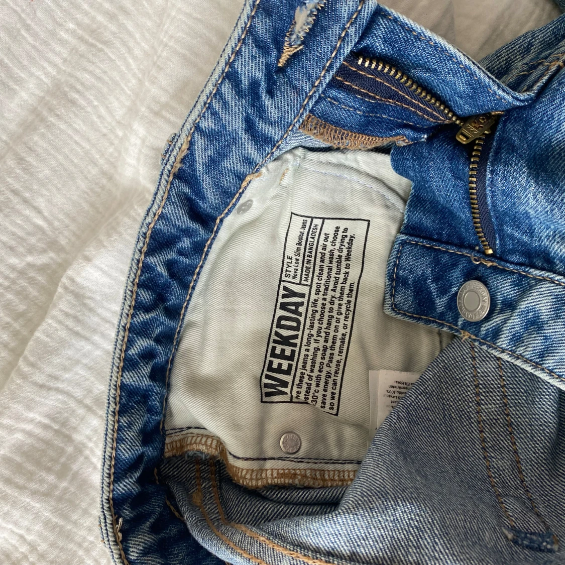 Nova low slim bootcut jeans från Weekday - 1