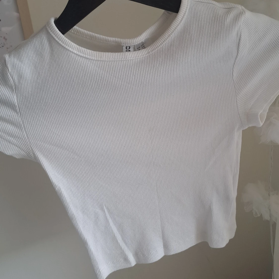 Vit ribbad croppad t-shirt