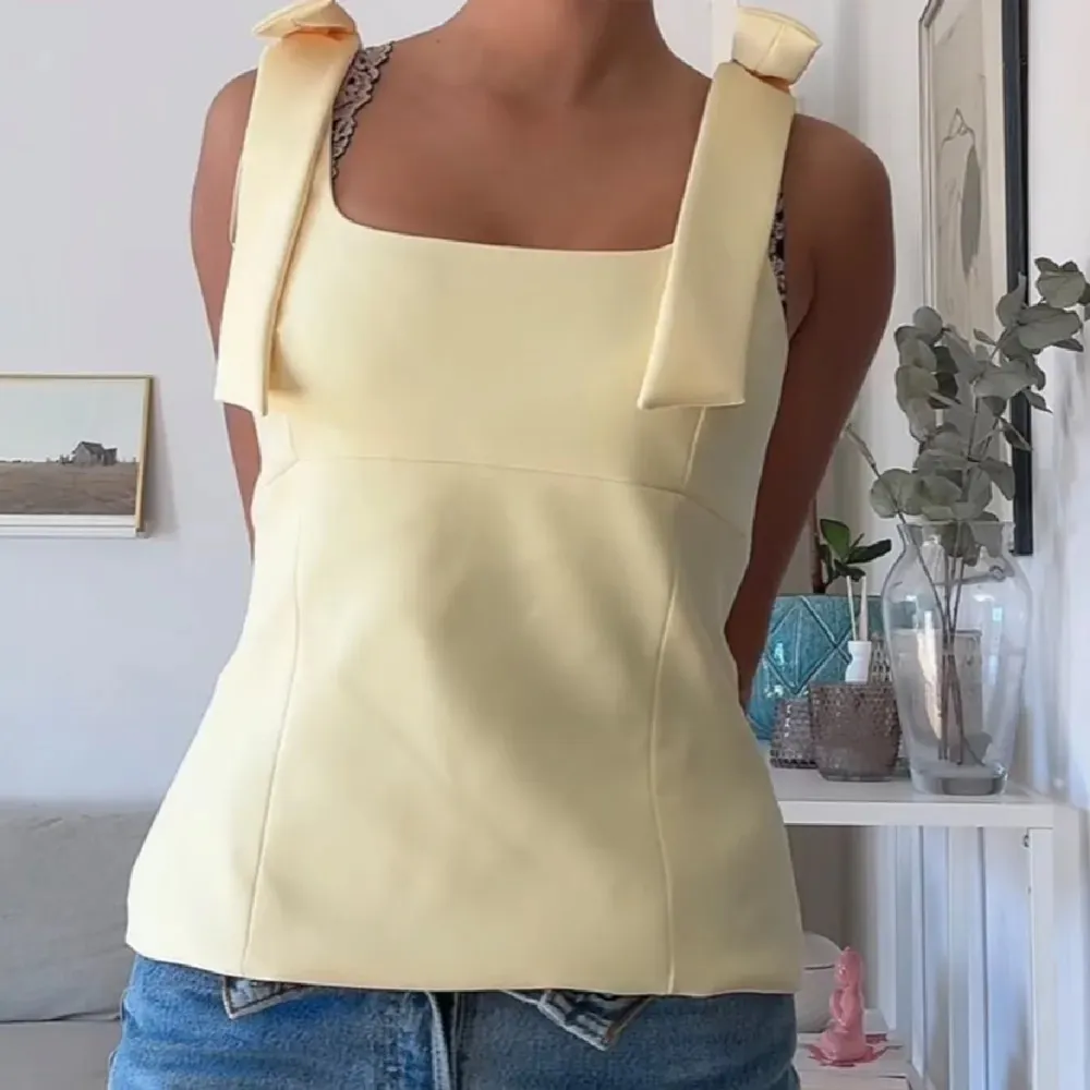Säljer denna populära gula toppen från Zara! Slutsåld och har lappen kvar❣️Storlek S❤️. Yläosat.