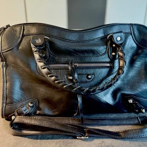 Helt NY svart väska Elisabeth från Design By Amor - Helt NY svart väska Elisabeth från Design By Amor. Råkade köpa två stycken och missade returdatum. Köptes från Design By Amor. Ordinarie pris 449kr säljes för 390kr. 