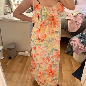 Klänning  - Super fin och söt sommar klänning som är luftig och flowig, perfekt till sommaren och passar bra med t.ex snyggt men enkelt skärp ☺️ butikpris 200