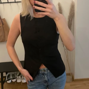 Topp från Stockh lm Studio  - Såå snygg topp/väst från Stockh lm Studio. Har aldrig kommit till användning. Går att klä upp både upp och ner. Nypris 599 kr