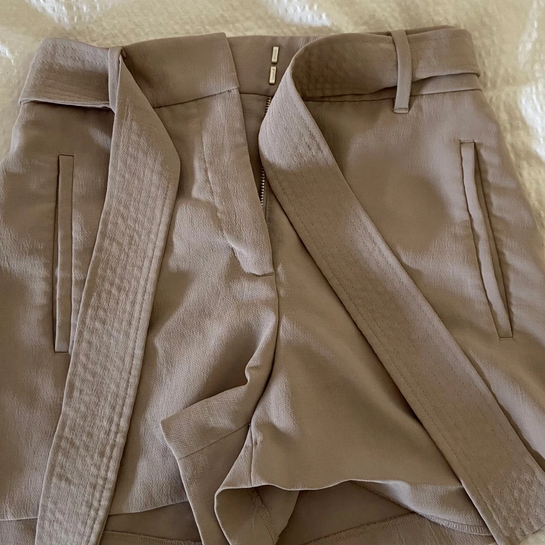 Beige shorts med bälte - 2