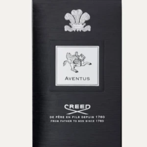 Creed Aventus herrparfym - Lyxig herrparfym från Creed, Aventus. Flaskan är transparent med svart etikett och silverdetaljer, samt en elegant svart kork. Doften är ikonisk och exklusiv, perfekt för dig som vill sticka ut med en sofistikerad och maskulin signatur.
