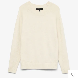 Vit/beige stickad tröja från veromoda - Jätte jätte mjuk stickad tröja från veromoda. Obs tröjan är väldigt nopprig se bild 3 och 4