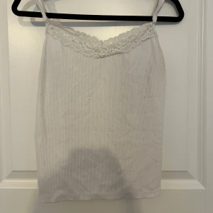 Vit laced topp - Super snygg att ha bara så eller under tröjor:)