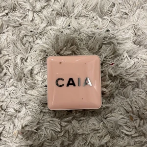 CAIA Glow Blush Wild Strawberry - Säljer ett CAIA Glow Blush i färgen Wild Strawberry. Rouget har en varm, rosaröd ton med skimrande finish och kommer i en snygg ljusrosa förpackning med spegel i locket. Perfekt för att ge kinderna en fräsch glow. 