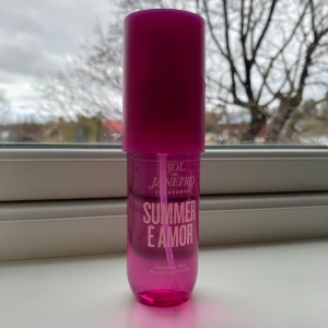 Summer E Amor från Sol de Janeiro - Limited Edition Sol de Janeiro parfym! Summer E Amor 💘🌸 Den är bara sprutad 3 gånger för att test lukta, så den är i princip som ny!💖