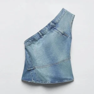 Blå jeans top från zara   - Cool jeans top i blå denim med asymmetrisk axel😍