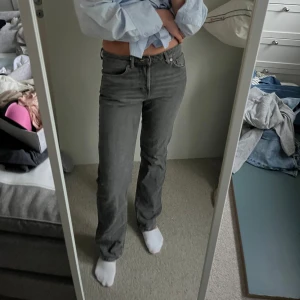 Grå jeans - Säljer ett par jätttte snygga grå jeans från weekday men kommer tyvärr inte till användning längre🩶🩶