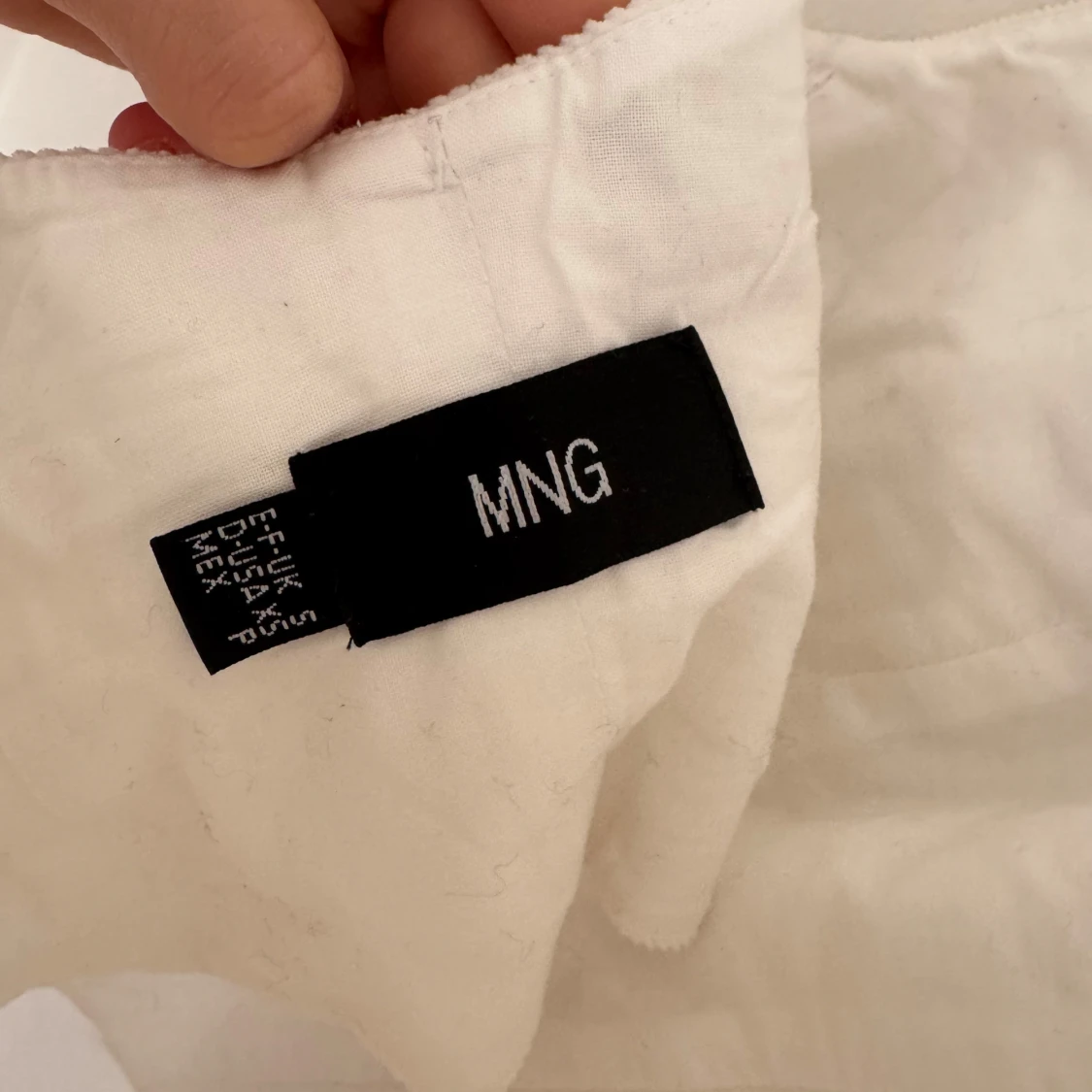 Vit väst med djup v-ringning från mango - 2