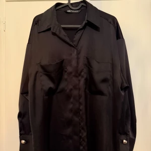 Svart långärmad skjorta från Zara - Säljer en svart långärmad skjorta från Zara i storlek M. Inget fel, säljer pga används inte alls. 