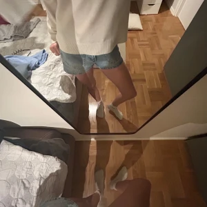 Två par assnygga jeans shorts! - Säljer dessa två super fina jeansshorts från lindex!!💘 Båda shortsen är i storlek 170/14år✌️💘 Ett av shortsen är ljusblå och den andra har en gråare nyans!! Båda shortsen har söta broderier på fickorna✌️💘 Dem är lite high waist men går att vika ner (se bilder)💘 Dem har även resor i midjan så storleken går att justera mellan xs-m ungefär💘Säljs som par för 60 och enskilt för 40✌️💘
